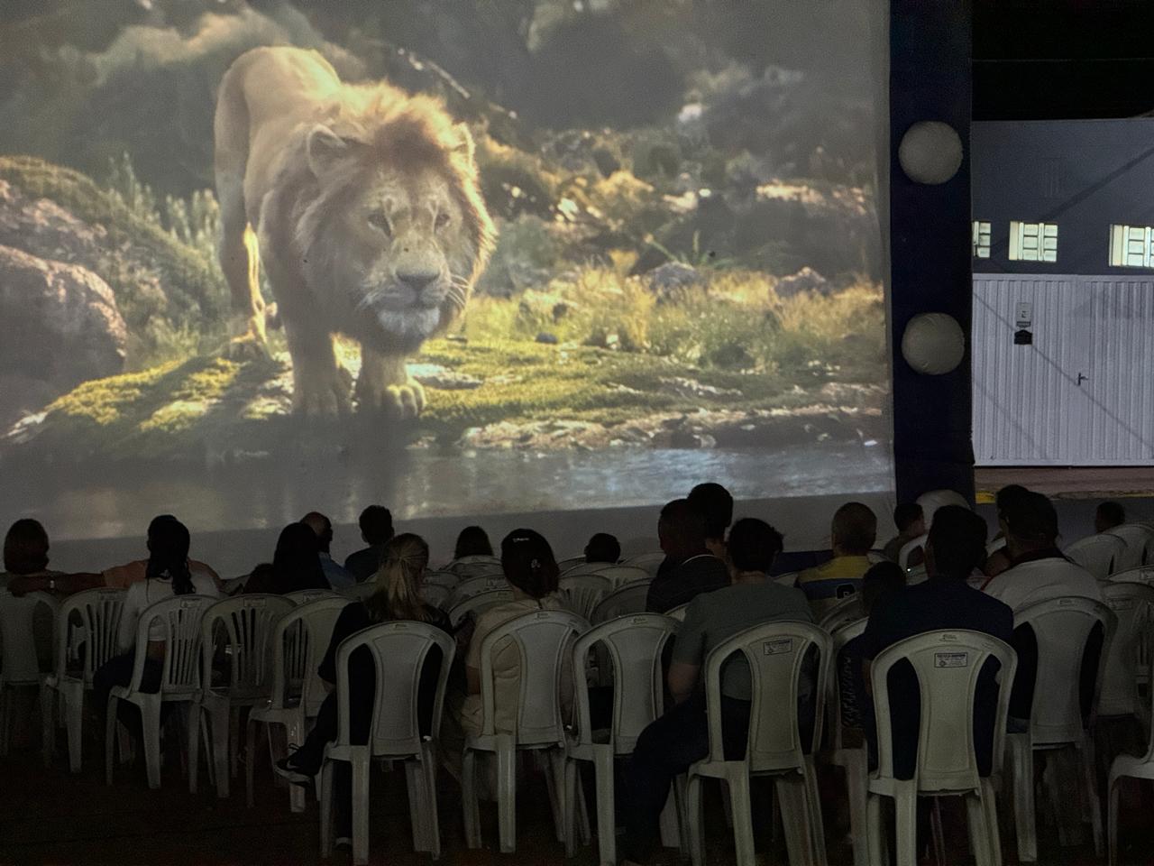 Sucesso: Cinema na Praça da Matriz encanta crianças